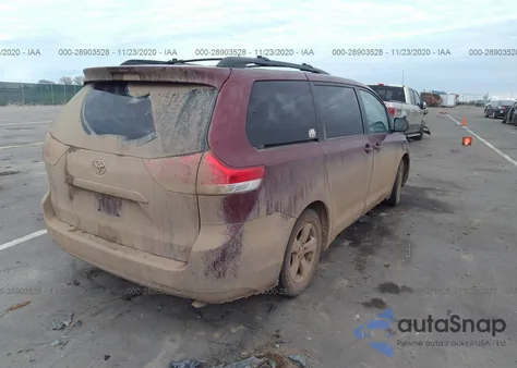 2014 Toyota Sienna Le z USA, uszkodzony, nr VIN 5TDKK3DCXES449229